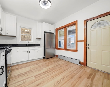 2726 N Harding Avenue - Photo Thumbnail 9