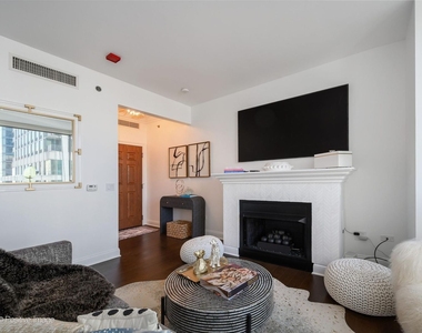21 E Huron Street - Photo Thumbnail 3