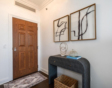 21 E Huron Street - Photo Thumbnail 2