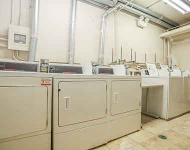 7455 N Greenview Avenue - Photo Thumbnail 6