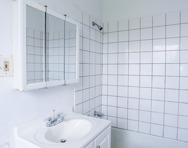 7455 N Greenview Avenue - Photo Thumbnail 5