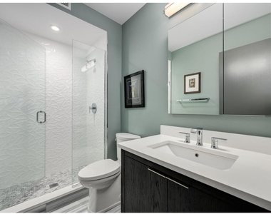 100 E Bellevue Place - Photo Thumbnail 16