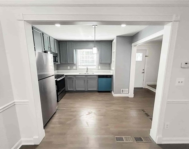 1044 Oaks Parkway Se - Photo Thumbnail 5