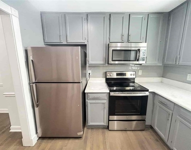1044 Oaks Parkway Se - Photo Thumbnail 7