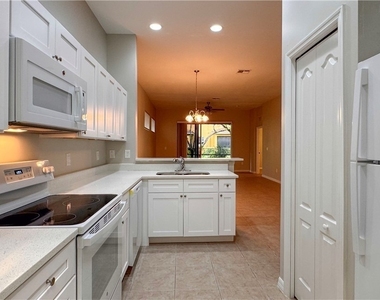 10132 N Golden Elm Drive - Photo Thumbnail 4