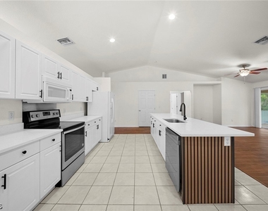 2813 34th Street W - Photo Thumbnail 8