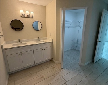 4034 Ne 9th Place - Photo Thumbnail 12