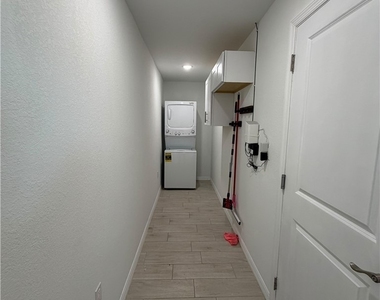 4034 Ne 9th Place - Photo Thumbnail 6