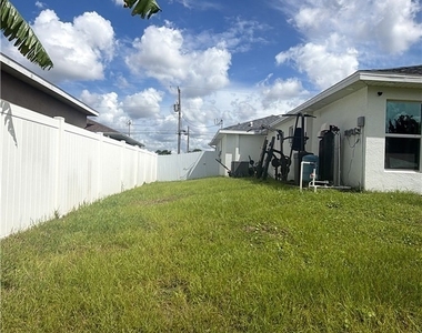 4034 Ne 9th Place - Photo Thumbnail 16