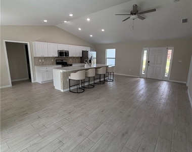 4034 Ne 9th Place - Photo Thumbnail 3