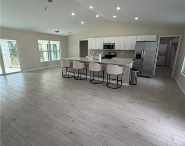 4034 Ne 9th Place - Photo Thumbnail 4