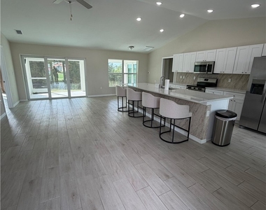 4034 Ne 9th Place - Photo Thumbnail 2