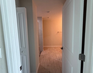 4034 Ne 9th Place - Photo Thumbnail 11