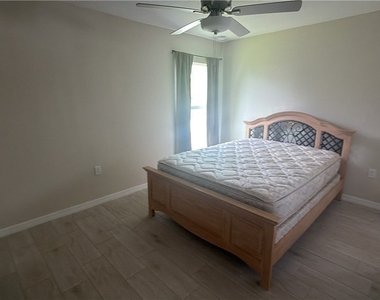 4034 Ne 9th Place - Photo Thumbnail 7