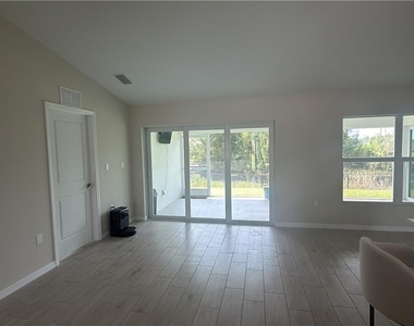 4034 Ne 9th Place - Photo Thumbnail 5