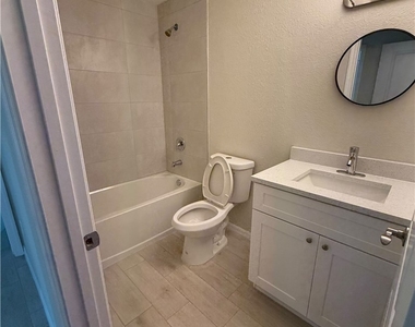 4034 Ne 9th Place - Photo Thumbnail 8