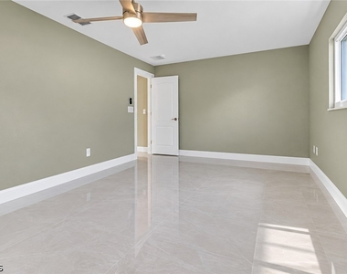 1004 Sw 51st Terrace - Photo Thumbnail 18
