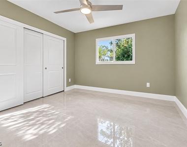 1004 Sw 51st Terrace - Photo Thumbnail 21