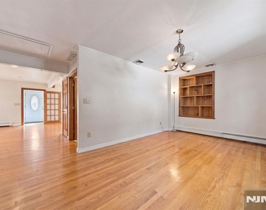 225 Walnut - Photo Thumbnail 12