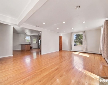 225 Walnut - Photo Thumbnail 4