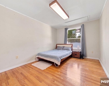 225 Walnut - Photo Thumbnail 20