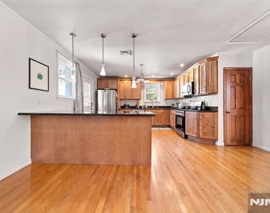 225 Walnut - Photo Thumbnail 6