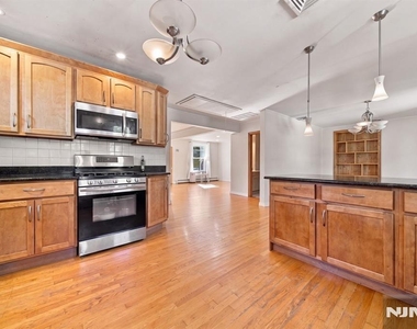 225 Walnut - Photo Thumbnail 7