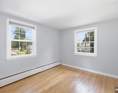 557 Monroe - Photo Thumbnail 14