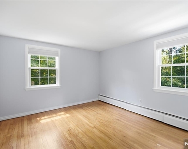 557 Monroe - Photo Thumbnail 13