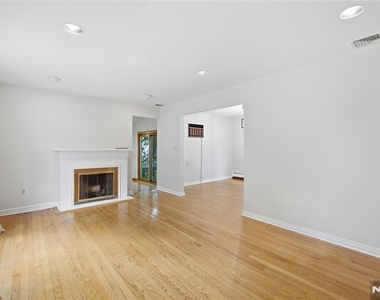 557 Monroe - Photo Thumbnail 2
