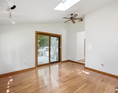 557 Monroe - Photo Thumbnail 10