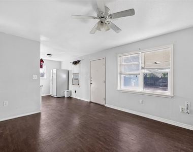3501 Brewster - Photo Thumbnail 8