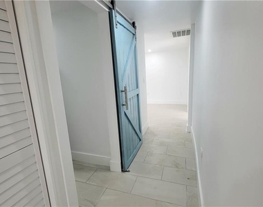 10671 Hampton Street - Photo Thumbnail 8
