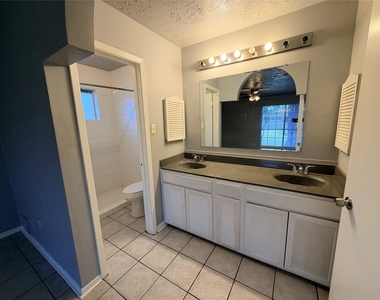 2731 Flintrock Circle - Photo Thumbnail 17