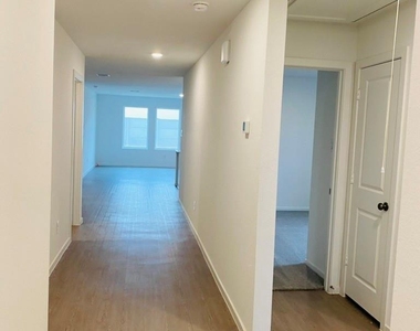 6611 Sassafras Green Drive - Photo Thumbnail 8
