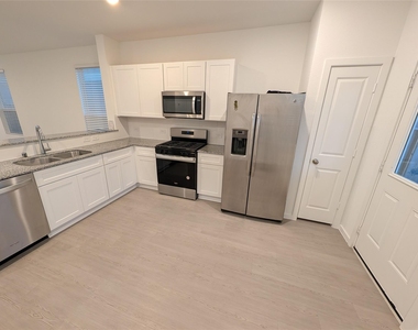 26013 Hampshire Drive - Photo Thumbnail 8
