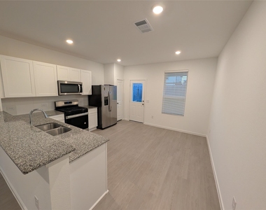 26013 Hampshire Drive - Photo Thumbnail 12