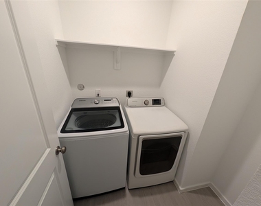 26013 Hampshire Drive - Photo Thumbnail 10