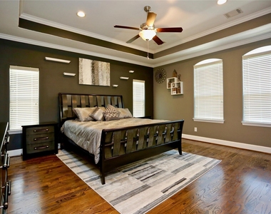 948 W 24th Street - Photo Thumbnail 9