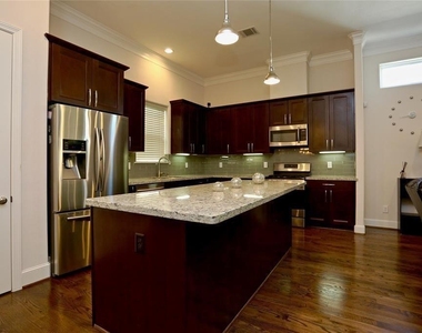 948 W 24th Street - Photo Thumbnail 5