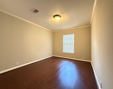 905 Grenshaw Street - Photo Thumbnail 9