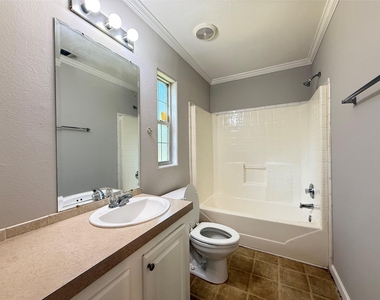 905 Grenshaw Street - Photo Thumbnail 8
