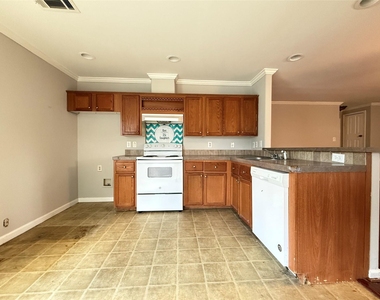 905 Grenshaw Street - Photo Thumbnail 5