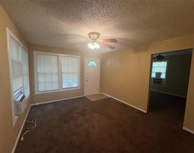 913 Meyers Street - Photo Thumbnail 2