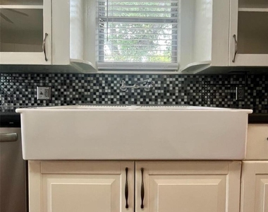1142 Dunbar Street - Photo Thumbnail 7