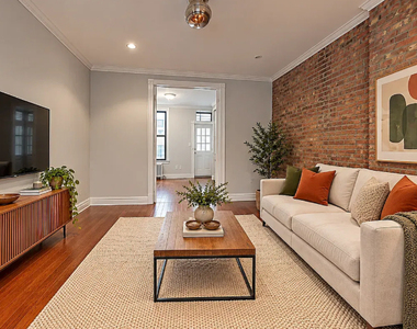 212 East 25th Street - Photo Thumbnail 1