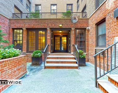 30 Charlton Street - Photo Thumbnail 5