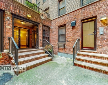 30 Charlton Street - Photo Thumbnail 6