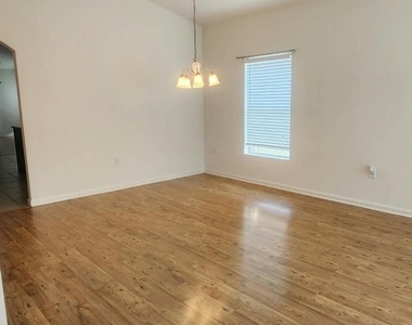 482 Hollow Glen Drive - Photo Thumbnail 2