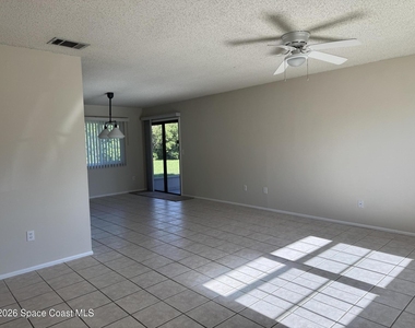 865 Ne Nevada Drive Ne - Photo Thumbnail 2